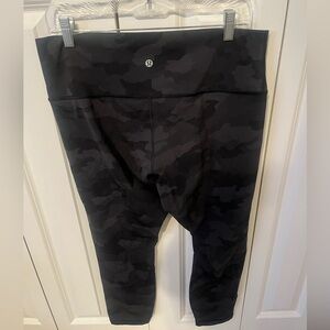 Lululemon Wunder Under HR Crop Leggings in Black Camo - Size 14